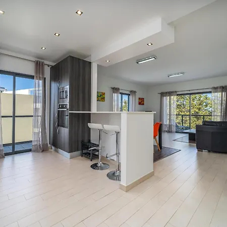 アパート 2br Albur Village With Pool Balcony #1983